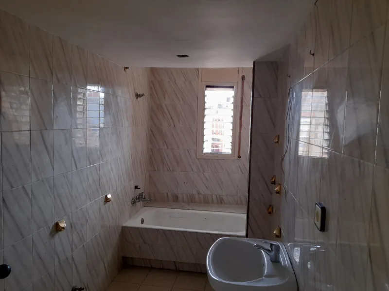 Baño renovado tras limpieza por Diógenes