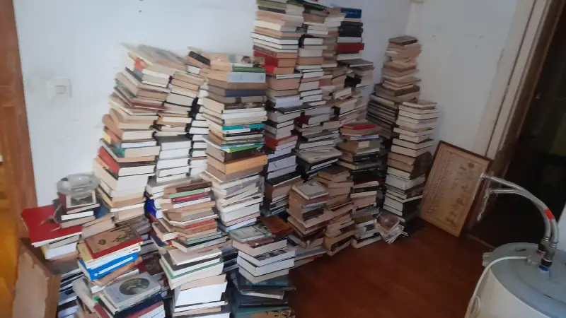 Acumulación de libros y objetos en una vivienda antes de una intervención por Síndrome de Diógenes en Barcelona