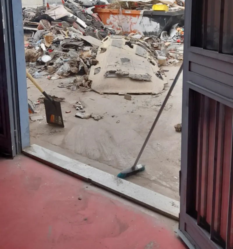 Retirada de escombros y residuos durante una limpieza por Síndrome de Diógenes en Barcelona