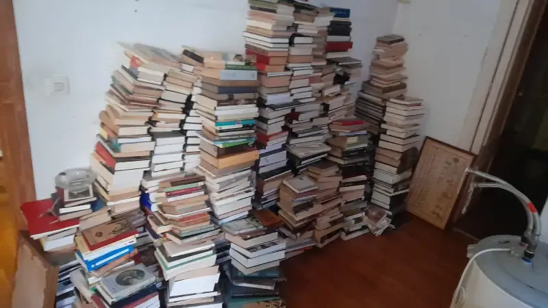 Llibres i estris personals d'un habitatge heretat, llests per al buidatge a Barcelona