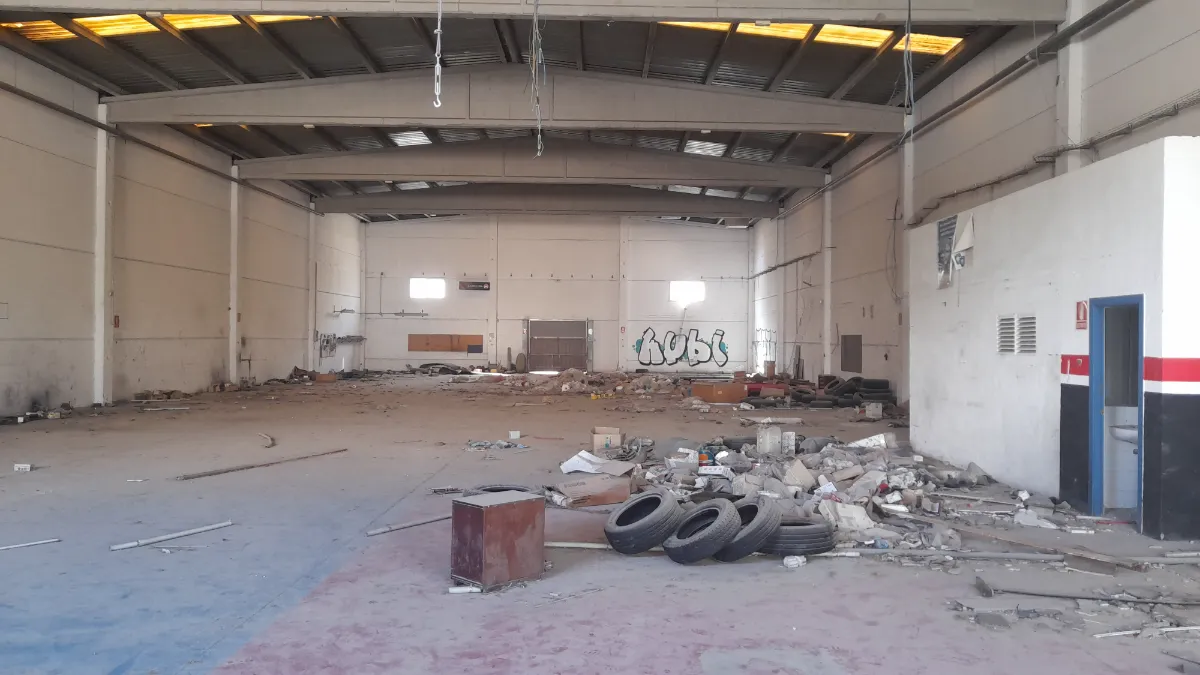 Nave industrial antes del proceso de vaciado profesional