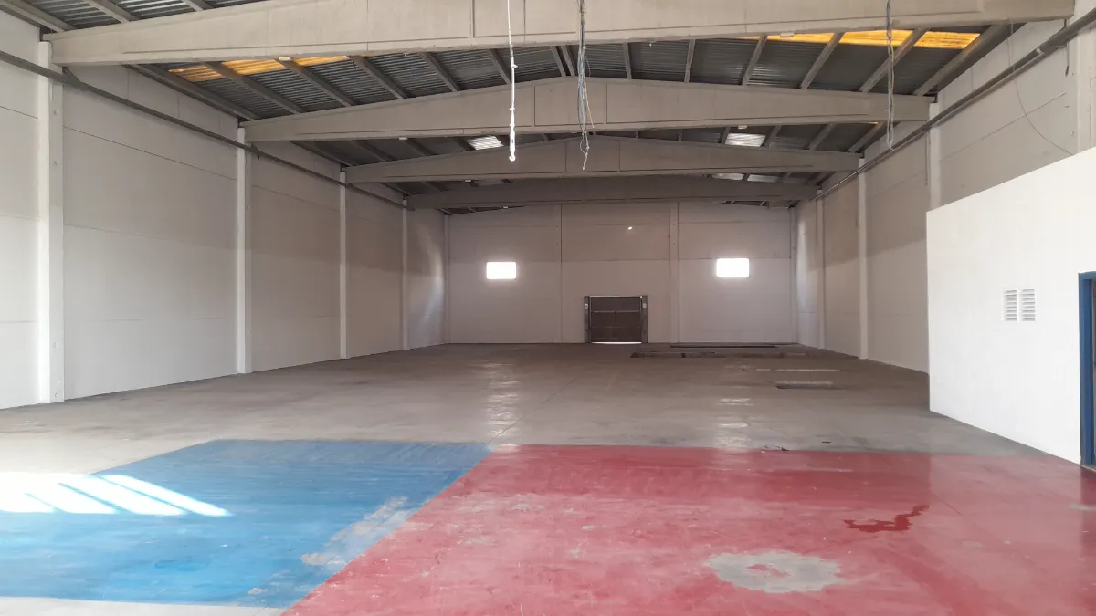 Nave industrial después del vaciado profesional, completamente limpia y preparada