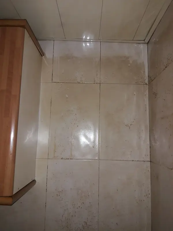 Neteja de rajoles després de buidatge de pisos a Barcelona