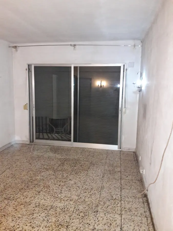 Saló buit després de buidatge de pisos a Barcelona