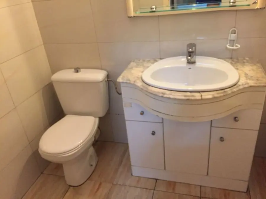 Bany net després de buidatge de pisos per Diògenes a Barcelona