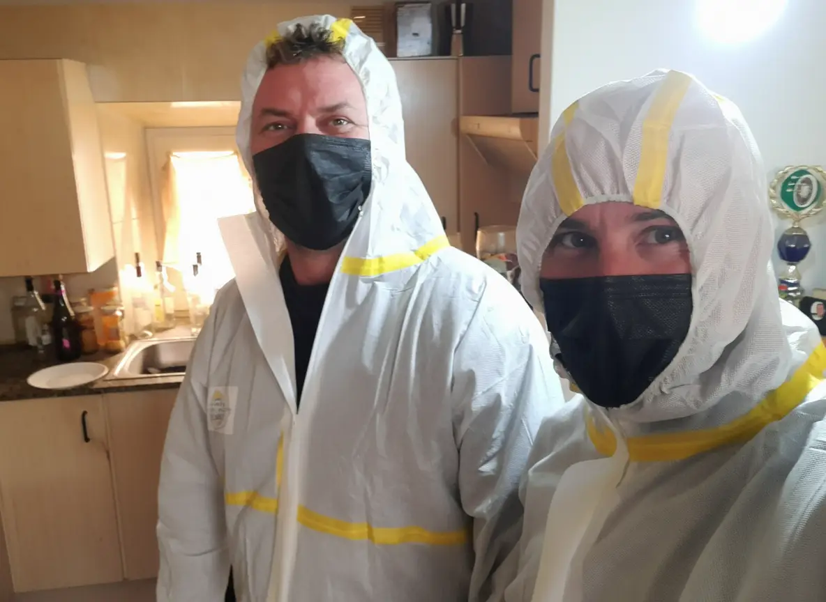 Professionals realitzant buidatge de pisos a Barcelona
