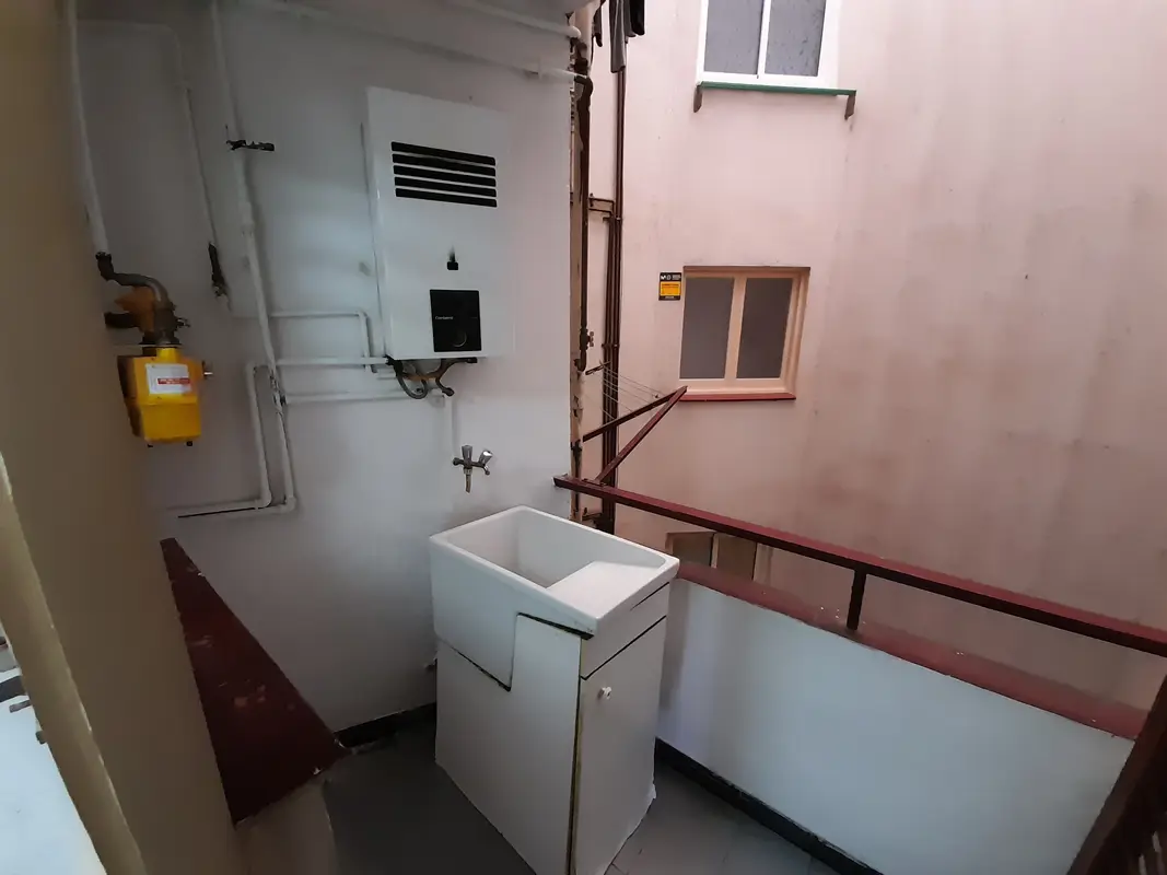 Buidatge de pisos i neteja profunda de safareig a Barcelona