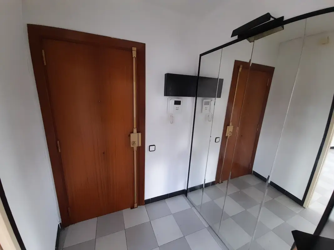 Entrada d’habitatge buidada després de buidatge de pisos a Barcelona