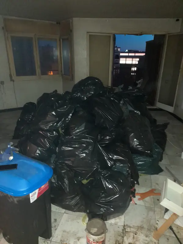 Buidatge de pisos amb síndrome de Diògenes a Barcelona