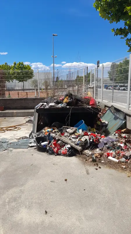 Retirada d’escombraries en buidatge de naus industrials a Barcelona