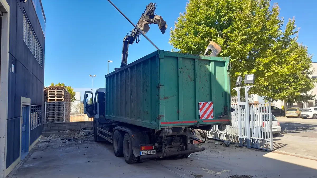 Càrrega d’enderrocs en camió per a buidatge de naus a Barcelona