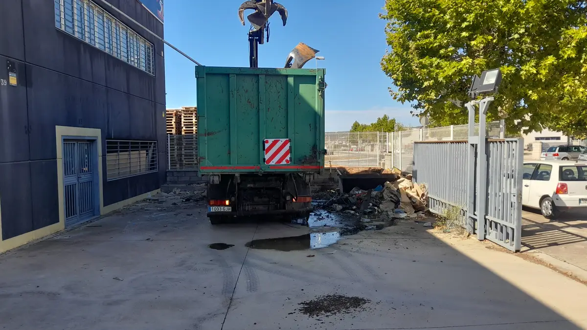 Càrrega amb ploma hidràulica en buidatge de naus industrials a Barcelona
