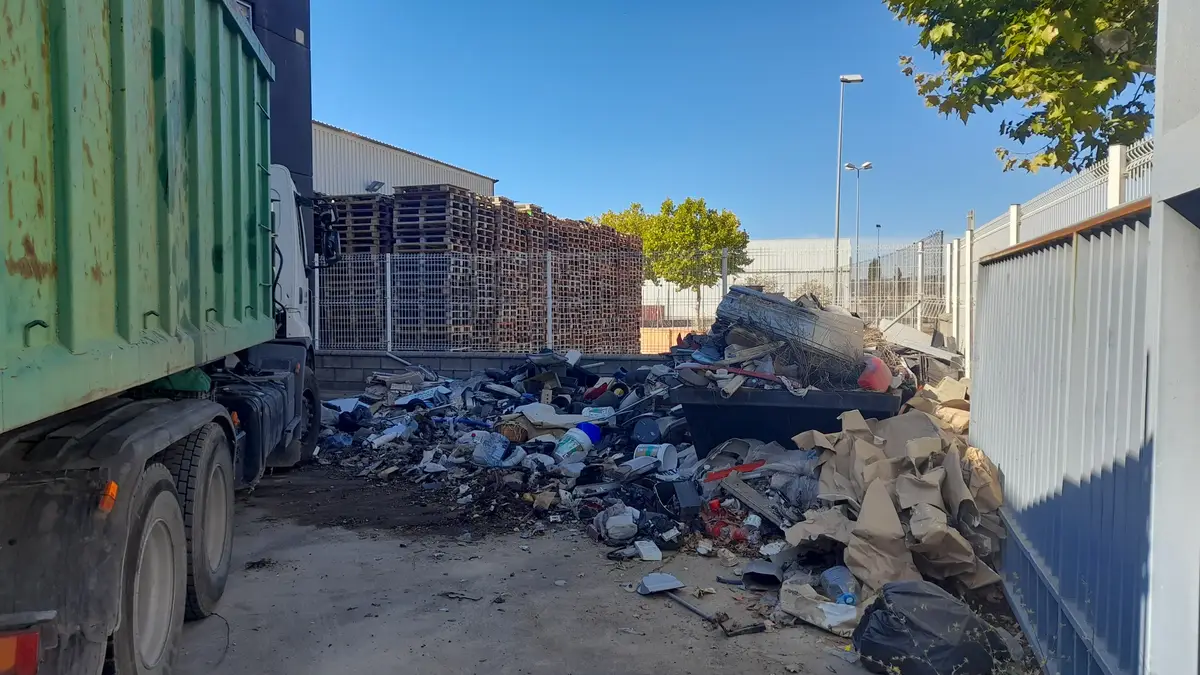Buidatge de naus industrials amb contenidor banals a Barcelona