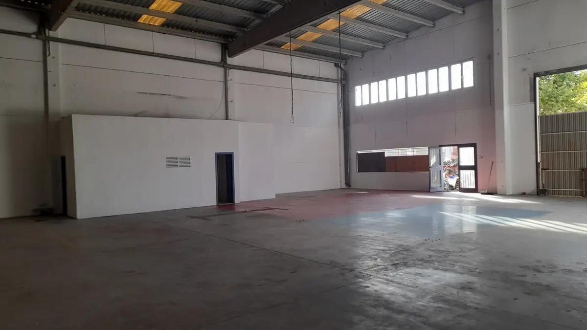 Servei complet de buidatge, neteja i pintura de naus a Barcelona