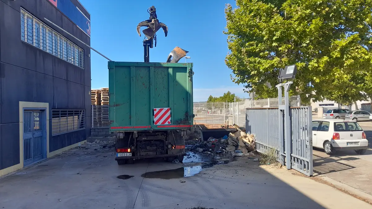 Grua ploma per a buidatge de naus industrials a Barcelona