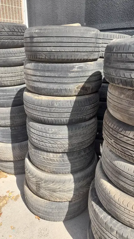 Buidatge de naus industrials amb reciclatge de pneumàtics a Barcelona
