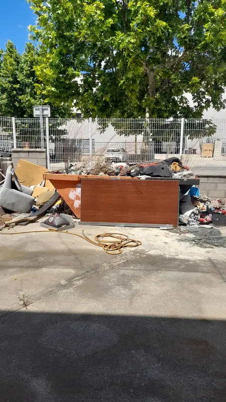 Contenidor d’obra en buidatge de naus industrials a Barcelona