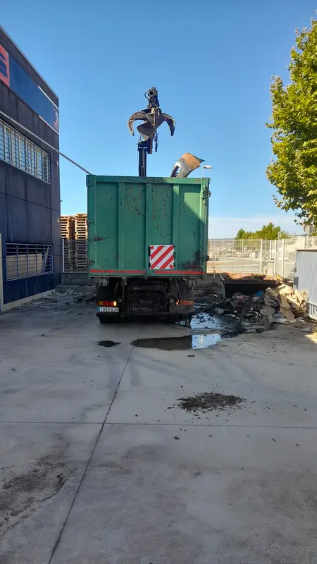 Camió de càrrega per a buidatge de pisos a Barcelona