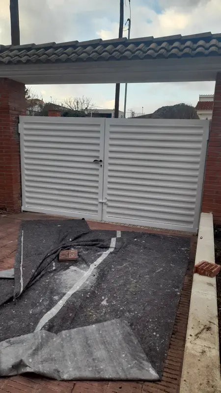 Neteja i reparacions en accés exterior després de buidatge a Barcelona