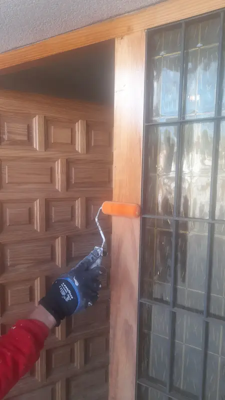 Operari realitzant reparacions bàsiques a Barcelona