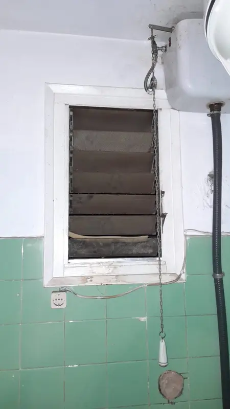 Buidatge de pisos i neteja tècnica en bany de Barcelona