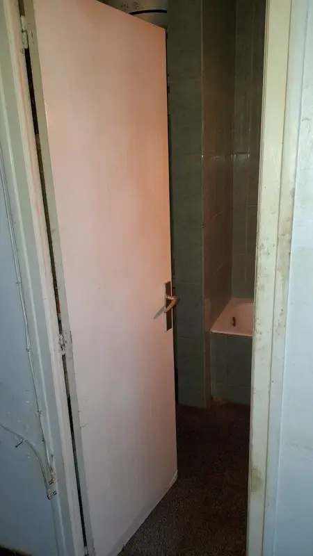 Detall de buidatge de pisos i neteja en bany de Barcelona